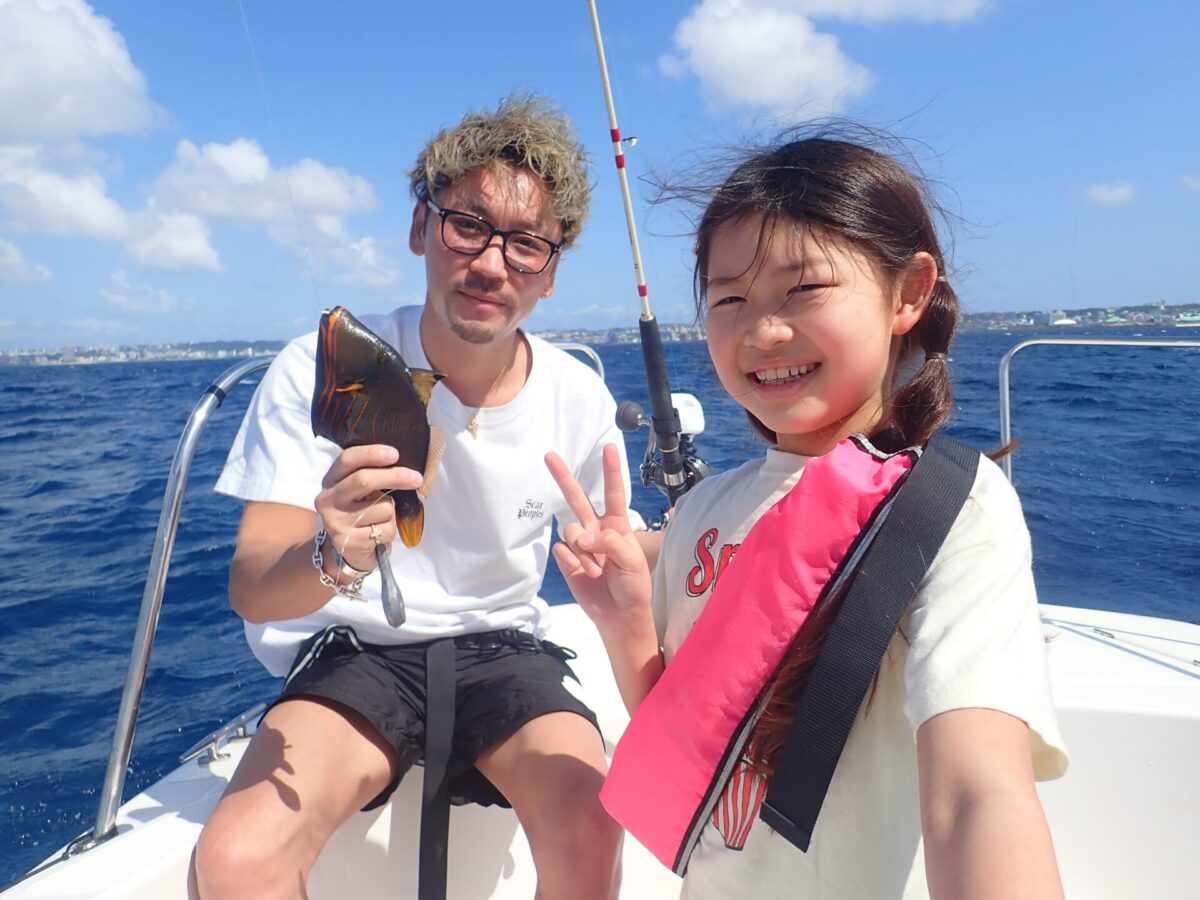 沖縄の海で船釣りを楽しむ親子